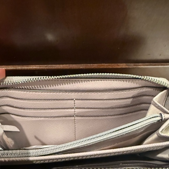 *PRE-OWNED* Kate Spade Wilson Road Wallet in Taupe - Picture 9 of 10